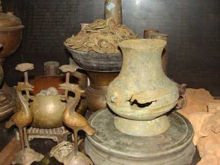 Đống tiền cổ vô giá và bí ẩn nơi giấu tượng đồng đen