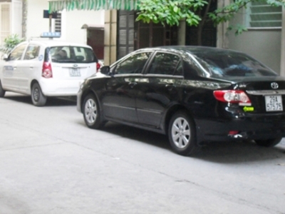 Để ô tô nổ máy, suýt mất cả con trai lẫn xe