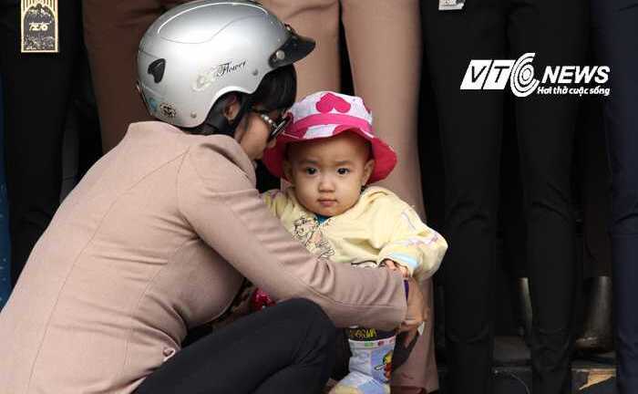 Ảnh: Người Hà Nội co ro trong cái rét đầu đông