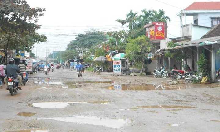 Hãi hùng con đường 'sa lầy' giữa lòng Cố đô