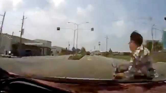 Ô tô chạy ẩu gặp xe máy rẽ liều