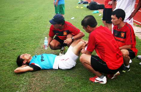 Phước Vĩnh nằm vật ra sân, cả tuyển Việt Nam thót tim