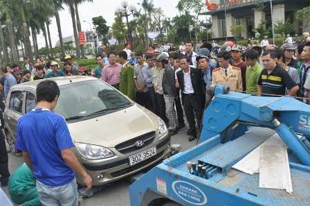 Hà Nội: Gây tai nạn, nữ tài xế 'đọ gan' với cảnh sát