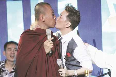 Khóa môi sư thầy, Đàm Vĩnh Hưng bị phạt 5 triệu đồng