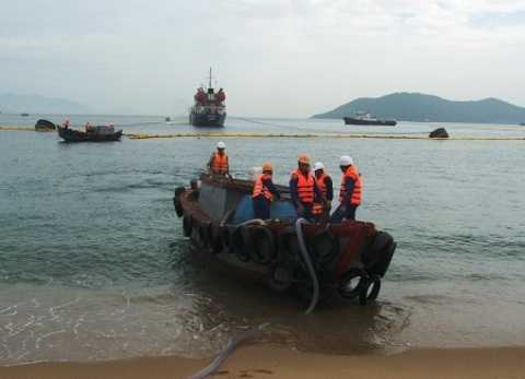 Khắc phục sự cố tràn dầu tại Cảng Dung Quất