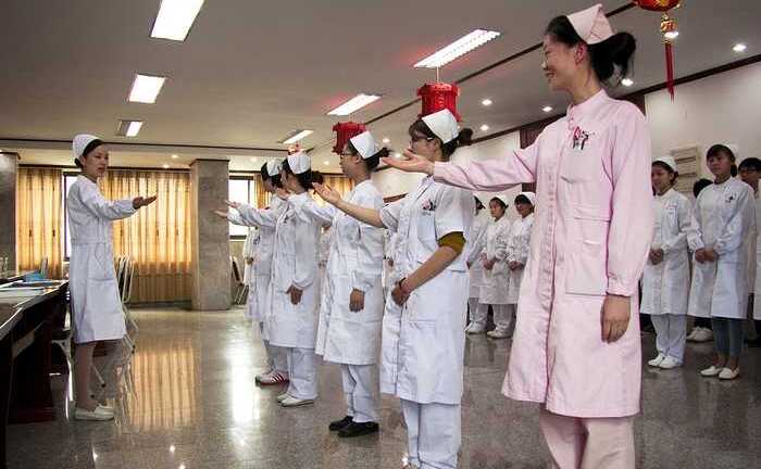 Xem nữ 'tiếp viên hàng không' phục vụ bệnh viện