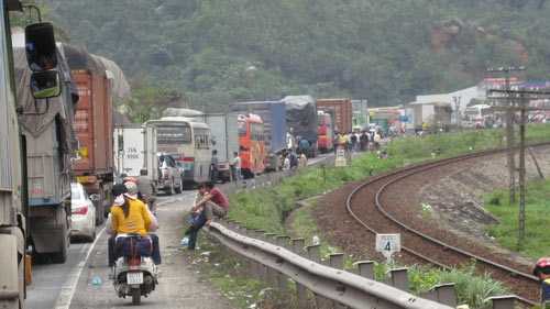 Tai nạn trên đèo, ách tắc kéo dài 2km