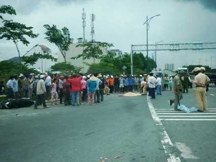 Cha đau xót nhìn mẹ ôm con chết thảm