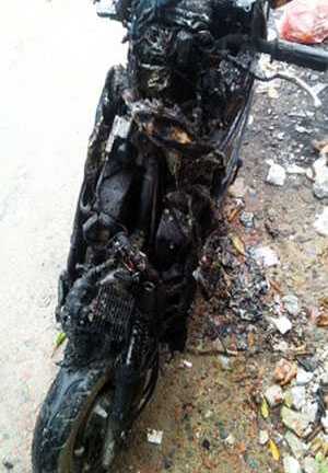 Xe máy cháy rụi khi đang đổ xăng