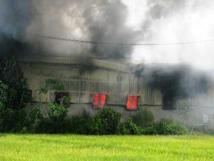 Lửa ngùn ngụt đánh sập khu xưởng 2000 m2