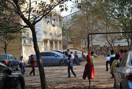 Sân trường thành bãi xe, học sinh chen vai hung thần