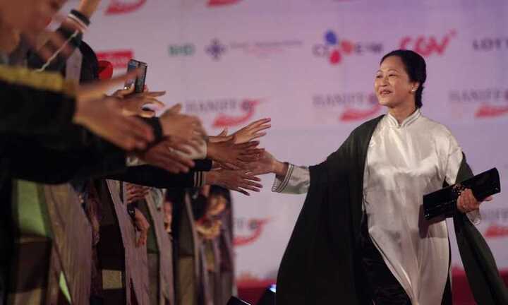 LHP Quốc tế Hà Nội: Sao đứng đường dài cổ chờ thảm đỏ