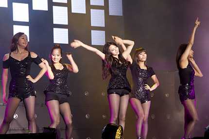 Wonder Girls diện áo dài, Thu Minh bị ‘dìm hàng’