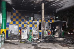 Cây xăng bị thiêu rụi: 'Cháy nhà mới ra mặt chuột'