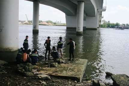 Người nhái lặn tìm người đàn ông dưới sông Sài Gòn