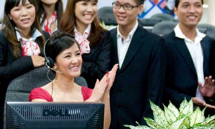 Bống Hồng Nhung làm cô Điện thoại viên xinh đẹp
