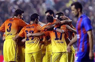 Messi cho Ronaldo hít khói, Barca hạ màn La Liga