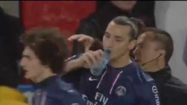 Hài hước: Trọng tài biên cướp chai nước của Ibrahimovic