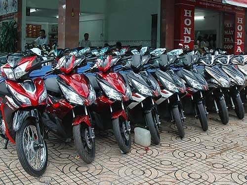 Ế chỏng chơ, xe máy giảm giá tới 1/3