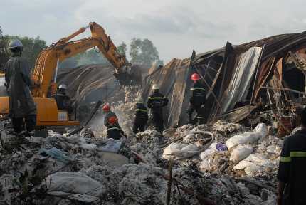 'Bà hoả' thiêu rụi một nhà xưởng