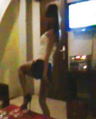 Teen nữ nhảy khiêu dâm câu khách