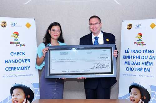 UPS trao tặng mũ bảo hiểm cho trẻ em tại Việt Nam