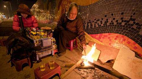 Người Hà Nội đốt lửa chống rét đầu mùa