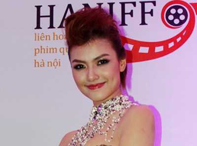 Ai được 'mùa bội thu' từ váy xuyên thấu Hồng Quế?