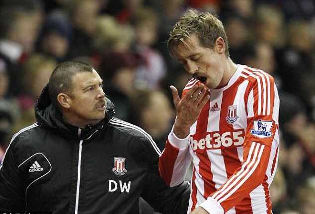 Bản tin sao: Peter Crouch hết đường khóa môi vợ