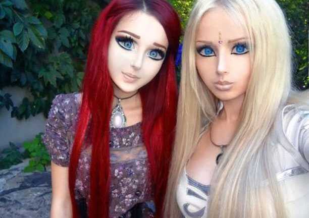 Ngỡ ngàng 2 cô gái giống hệt búp bê