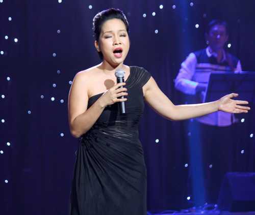 Mỹ Linh và 'hành động lạ' trên sân khấu