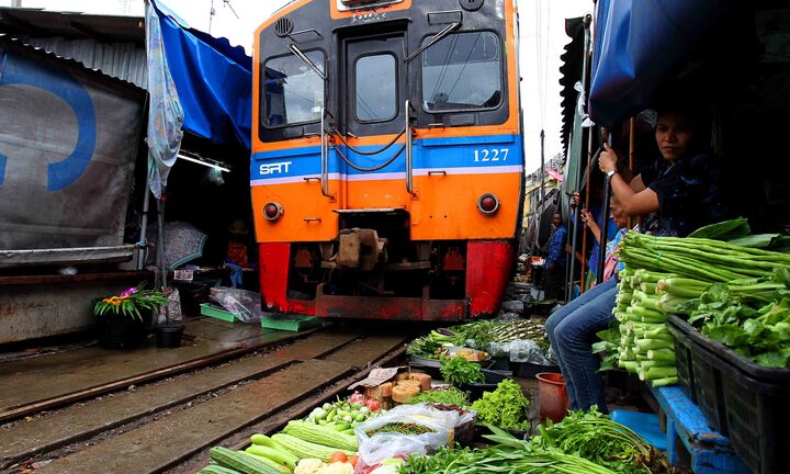 Video: Thản nhiên kiếm sống cạnh tử thần