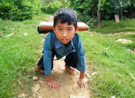 Cậu bé 5 năm bò đến lớp bằng tay