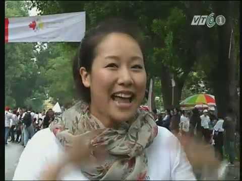 HH Ngô Phương Lan chạy trong mưa Hà Nội cứu trẻ ung thư