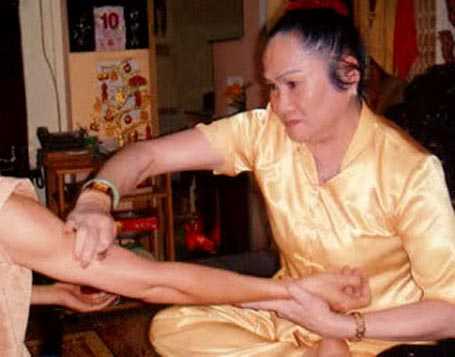 'Siêu người giời' truyền năng lượng kéo dài xương