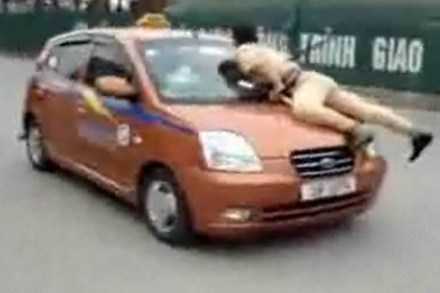 Hà Nội: Bị kiểm tra, hất cảnh sát lên capô