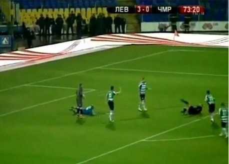 Cầu thủ dùng ngực 'hạ đo ván' trọng tài