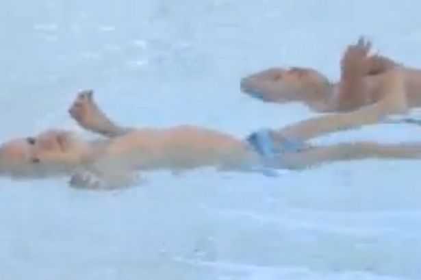 Kỳ tích nhóc sinh đôi 9 tháng tuổi bơi được 25 m