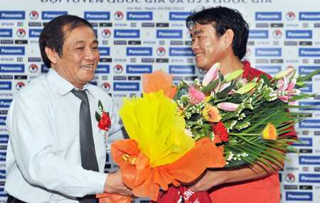 Tiếp tục trao cơ hội cho HLV Phan Thanh Hùng?