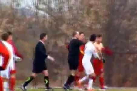 Chạy trối chết vì bị mẹ đối phương xông vào hỏi tội