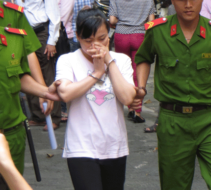 Rạch nát mặt nữ đồng nghiệp vì tiền 'bo'