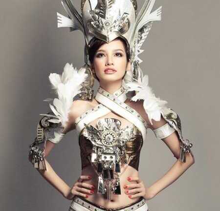 Hoa hậu 'xẻo' trang phục dân tộc để khoe da thịt tối đa