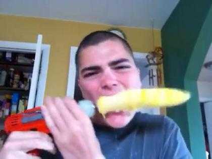 Choáng với cách ăn ngô của thanh niên Youtube