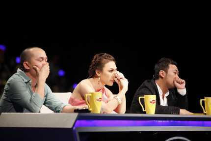 Video: Mỹ Tâm nghẹn lời quyết giữ Hoàng Quyên