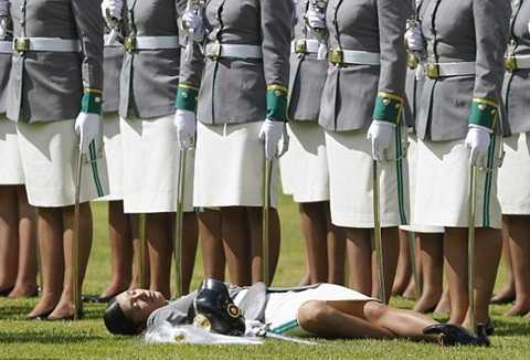 Học viên cảnh sát ngất xỉu trong lễ tốt nghiệp