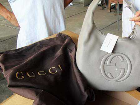 Ngã ngửa với hàng hiệu thế giới 'made in China'