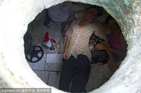 Cám cảnh vợ chồng 22 năm sống dưới cống