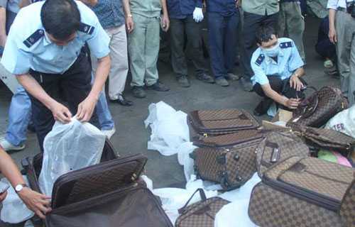 Hàng hiệu dỏm tràn vào trung tâm thương mại