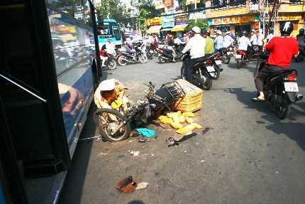 TP.HCM: Xe buýt kéo lê xe máy, một người nguy kịch