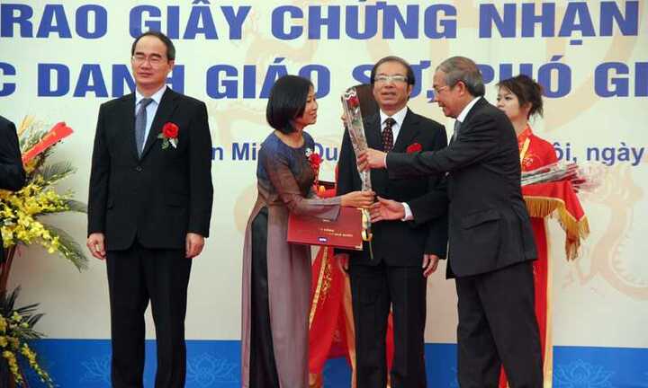 Nữ phó giáo sư trẻ nhất 2012 mới 31 tuổi